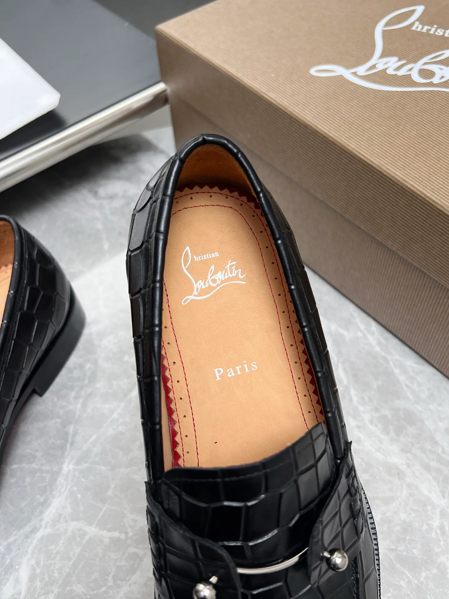 [CL red sole] Top P: 900💰 Number of yards: 39~44 (38.4546. Customized, non-refundable) CL new men's formal shoes Loaf leather shoes Christia* Loubouti* red sole shoes The red sole is luxurious and elegant, reshaping the style boundary of casual formal wear. It is extremely innovative in material selection, and creates a rich visual and tactile experience through the collision of different materials! Made of top-grade calfskin/glossy patent leather/spliced ​​technical fabric in contrasting colors. The upper is stitched by hand with fine and even stitching. It is based on the square-toe loafer shoe shape, with neat and elegant lines, which fits the toughness of men's wear. The upper is embellished with metal rivets, injecting individual details into classic loafers, breaking the mediocrity of casual shoes, and giving a concrete expression of "low-key luxury". From the original color/red cowhide lining inside the shoe to the instantly recognizable red sole, the "red sole" is not only the brand's visual identity, but also a "luxury codeword" when walking. The red sole exposed inadvertently conveys taste and identity instantly. From the innovative splicing of materials, to the personalized fusion of design, to the ingenious inheritance of craftsmanship, the Christian Louboutin men's loafer series is not only a pair of casual shoes, but also a "yuppie style" dressing weapon for men. Whether it is a casual business meeting or a casual look for daily travel, it can help you become a unique and stylish man in every occasion with its "red Loaf" attitude.